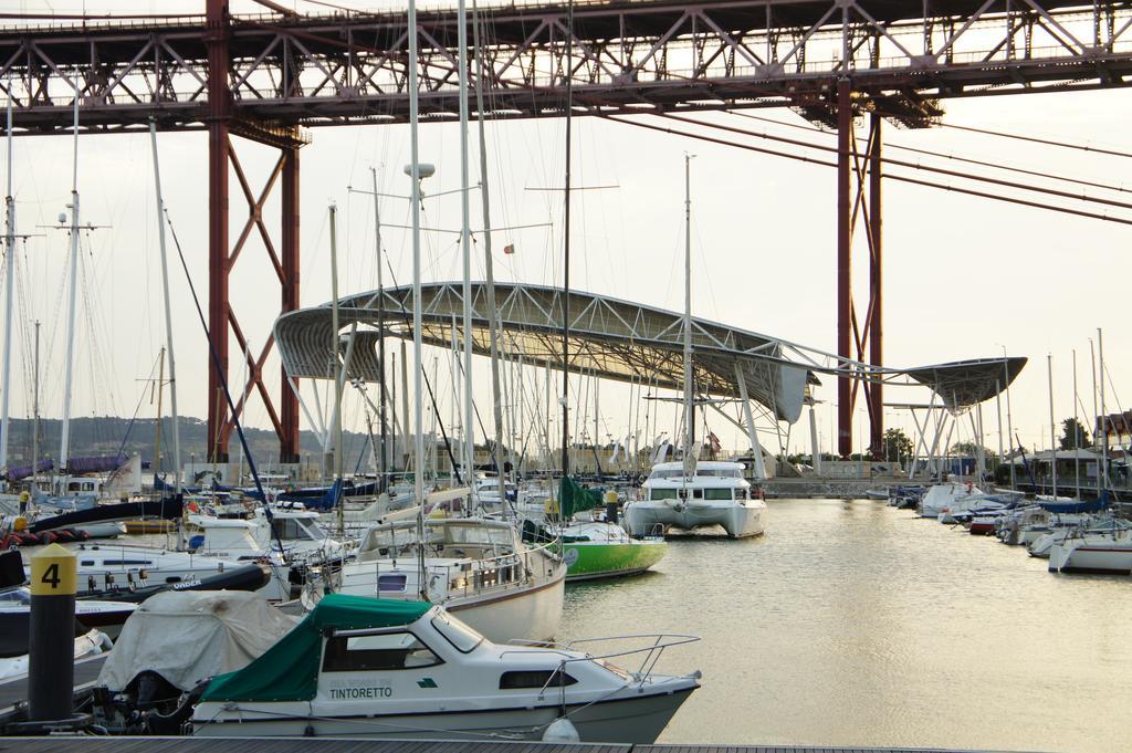 Modern Apartment Near The Bridge Lisbona Esterno foto